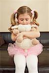 Animal en peluche Hugging jeune fille