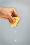 Person Hand Auspressen Zitrone