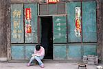 Personne qui lit le livre en plein air, Pingyao, Chine