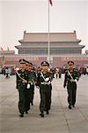 Gardes parcourant une place Tiananmen de Pékin, Chine