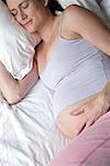 Femme enceinte allongée