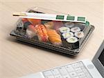 Sushi et un ordinateur portable