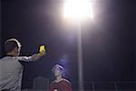 Joueur de soccer recevant un avertissement carte jaune REF