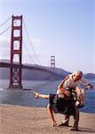 Paar Tanzen in der Nähe von Golden Gate Bridge, San Francisco, Kalifornien, USA
