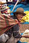 Mutter und Baby Einkaufen am Markt, Pisac, Peru