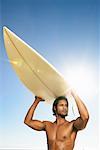 Portrait d'homme avec planche de surf