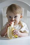 Bébé fille manger des bananes