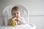 Kind Mädchen Essen Bananen