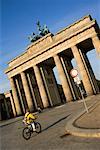 Menschen, die Radfahren am Brandenburger Tor, Berlin, Deutschland