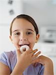 Kleine Mädchen essen Ring-