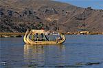 Reed bateau sur le lac Titicaca, Pérou