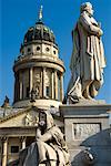 Statuen in Gendarmenmarkt, deutscher Dom im Hintergrund, Berlin, Deutschland