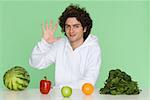 Jeune homme avec des fruits et légumes