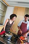 Couple de cuisson dans la cuisine