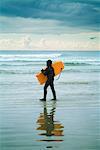 Junge am Strand mit Bodyboard, Tofino, Britisch-Kolumbien