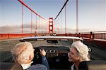 Couple traverse le Golden Gate Bridge, San Francisco, Californie, USA