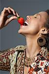 Femme mangeant fraise