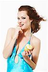 Portrait de femme mangeant Cupcake