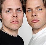 Portrait de deux frères jumeaux