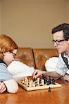 Vater und Sohn spielt Schach
