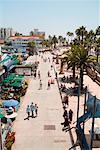 Personnes marchant le long du front de mer de Santa Monica, Californie, Etats-Unis