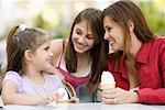 Mère et filles manger la crème glacée