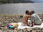 Couple de s'embrasser sur la rive