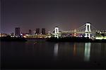 Regenbogen-Brücke bei Nacht, Tokyo Tower im Hintergrund, Tokio, Japan