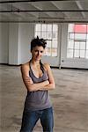 Portrait de femme debout dans le vide Loft appartement