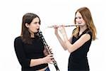 Teeenaged filles jouant de la flûte et la clarinette