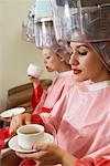 Femmes de boire du café au Salon de coiffure