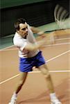 Gros plan d'un homme adult mid, jouer au tennis