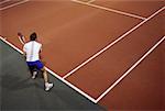 Vue d'angle élevé d'un homme jouant au tennis