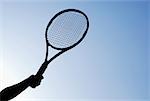 Vue d'angle faible de la main d'une personne détenant une raquette de tennis