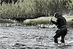 Seitenansicht eines Reifen Mannes, Angeln im Fluss