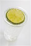 Vue grand angle sur un verre de limonade