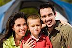 Gros plan des parents sourire avec leur fils