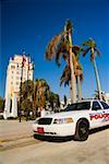 Voiture de police garée devant un immeuble, Miami, Floride, USA