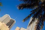 Vue d'angle faible de bâtiments dans une ville, Miami, Floride, USA