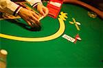 Vue d'angle élevé de la main d'une personne détenant des cartes à jouer, Las Vegas, Nevada, USA