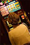Rückansicht einer Frau sitzt vor Spielautomat, Las Vegas, Nevada, USA