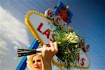 Vue d'angle faible d'une femme adulte mid tenant un bouquet de fleurs, Las Vegas, Nevada, USA