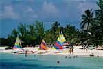 Bunte Segel an einem Strand, Schatzinsel, Abaco, Bahamas