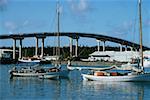 Seitenansicht der Boote im Hafen an einem sonnigen Tag, Bahamas