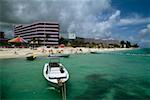 Vue de côté de l'hôtel Crystal Palace et beach, Nassau, Bahamas