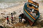 Vue latérale d'un bateau en réparation près d'un bord de la mer, Barbade