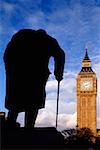 Blick auf die Statue von Churchill und Big Ben in London, England