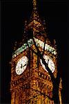 Vue d'angle faible de Big Ben dans la nuit, Londres, Angleterre