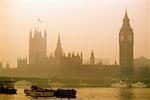 Vue de Westminster et Big Ben, au milieu du brouillard, Londres, Angleterre