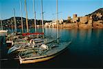Voiliers dans le port de La Napoule près d'un château, Cotep'Azur, France